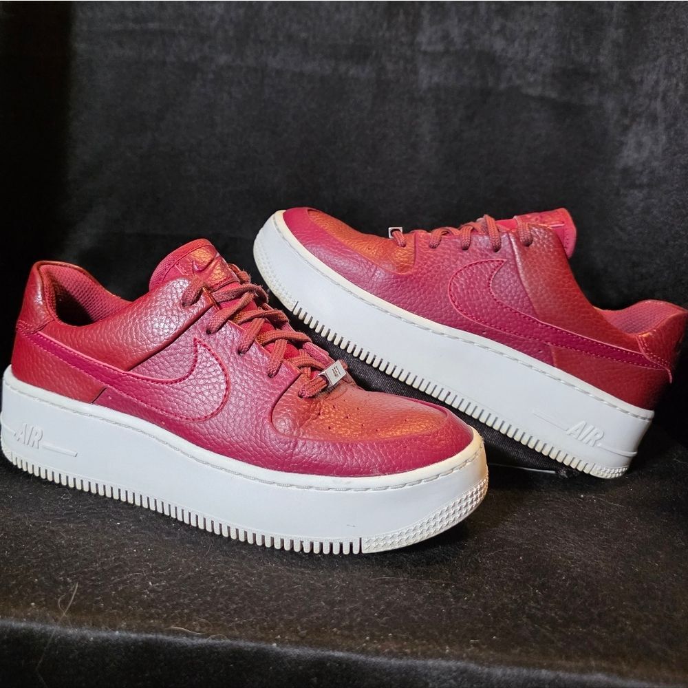 Nike Women's Burgundy and White Platform Size 7